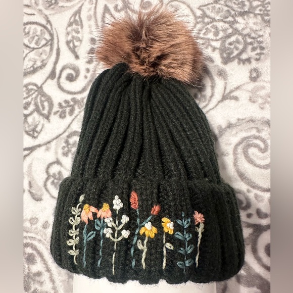 Women’s floral embroidered beanie with removable faux fur Pom Pom, never worn - Picture 3 of 3